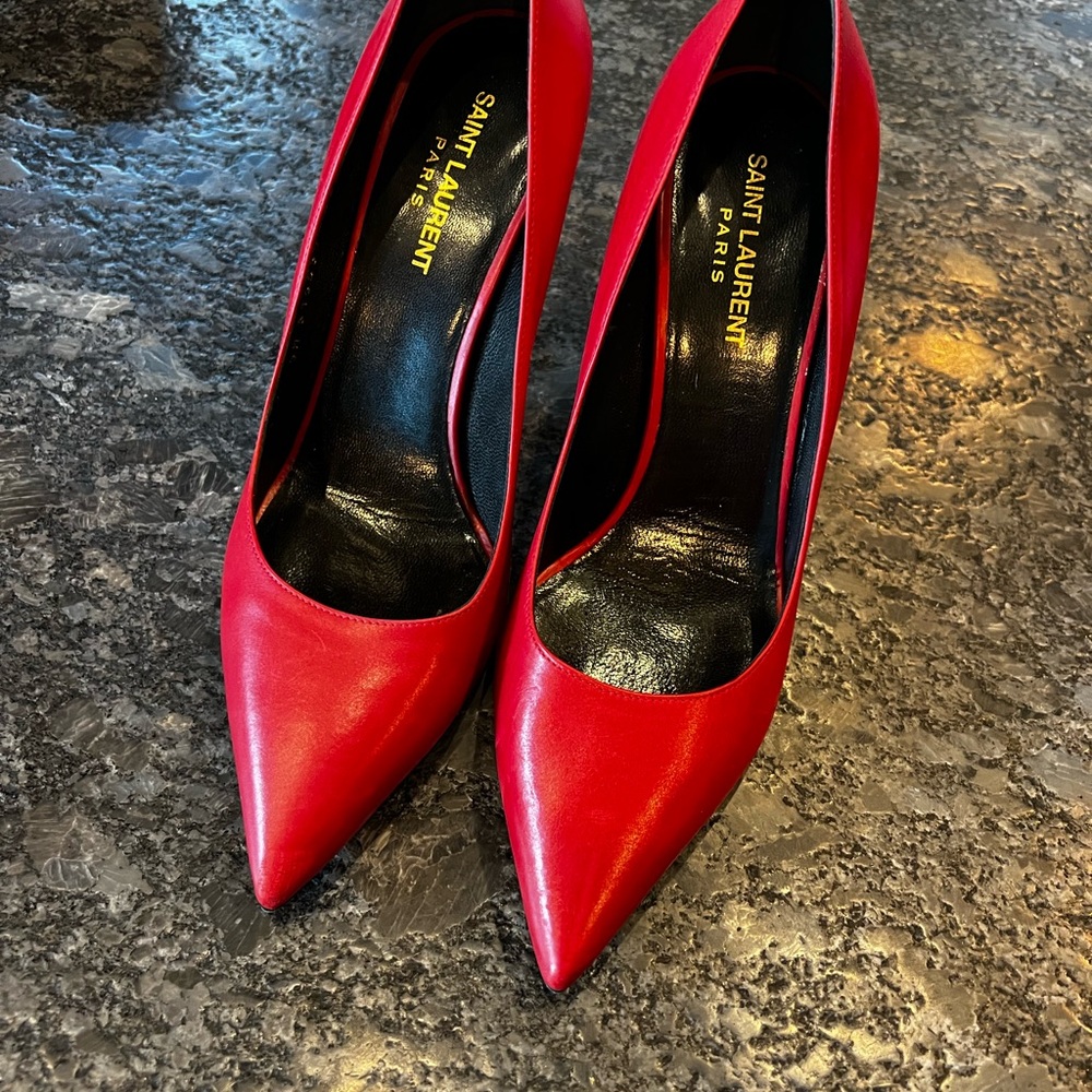 Saint Laurent Paris pump. Matte red, size 39.